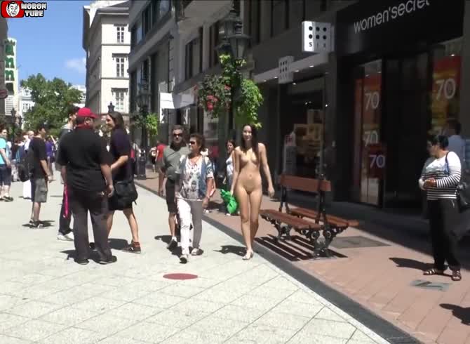 Video :A wonderful day for a street stroll in the nude!